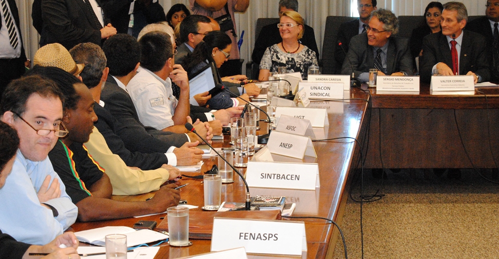 Fenasps esteve presente à mesa onde secretário Mendonça ( de óculos, no topo, à direita) foi apresentado